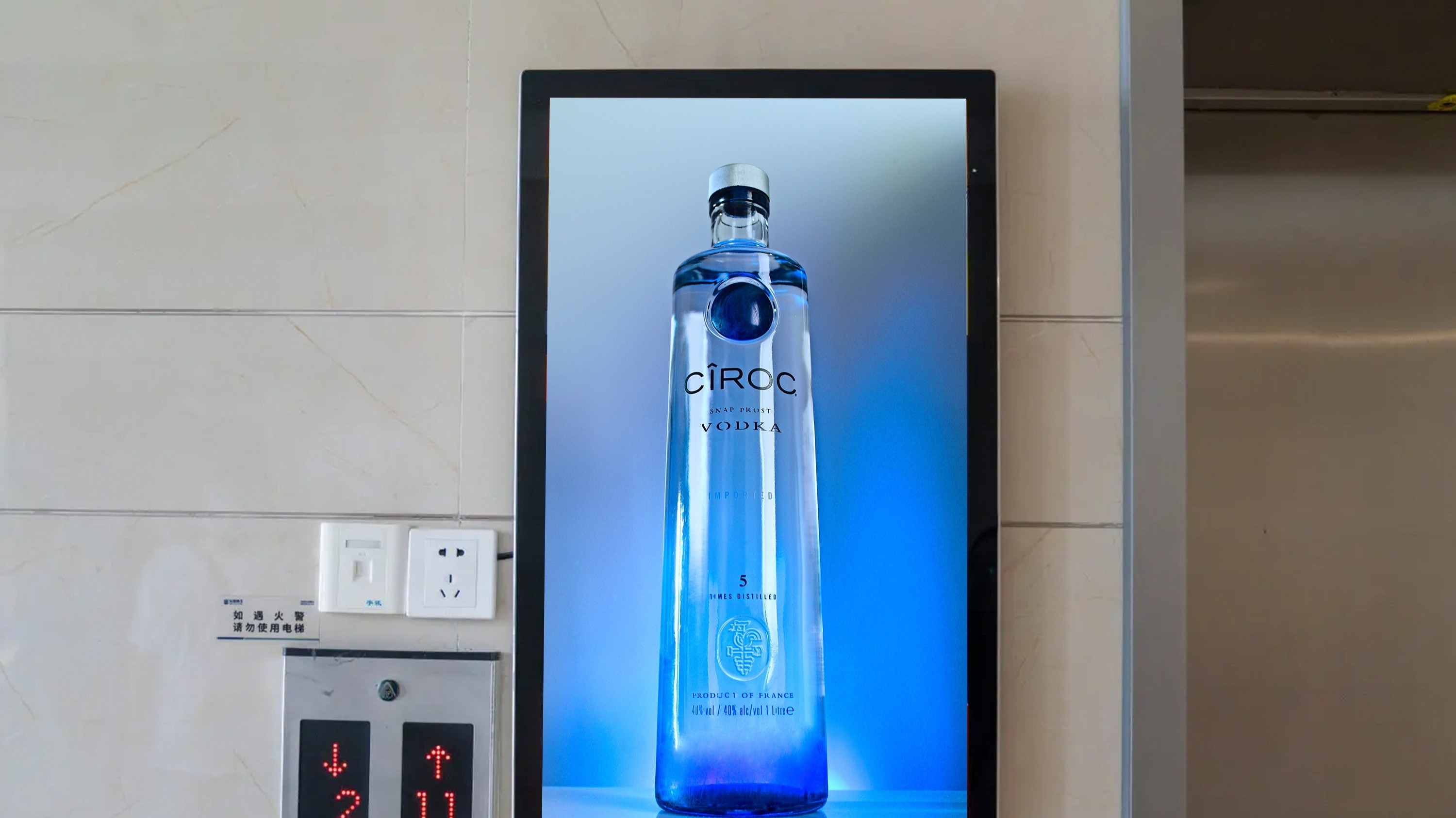 康維產(chǎn)品解答：壁掛式液晶廣告機(jī)安裝應(yīng)該注意的細(xì)節(jié)！