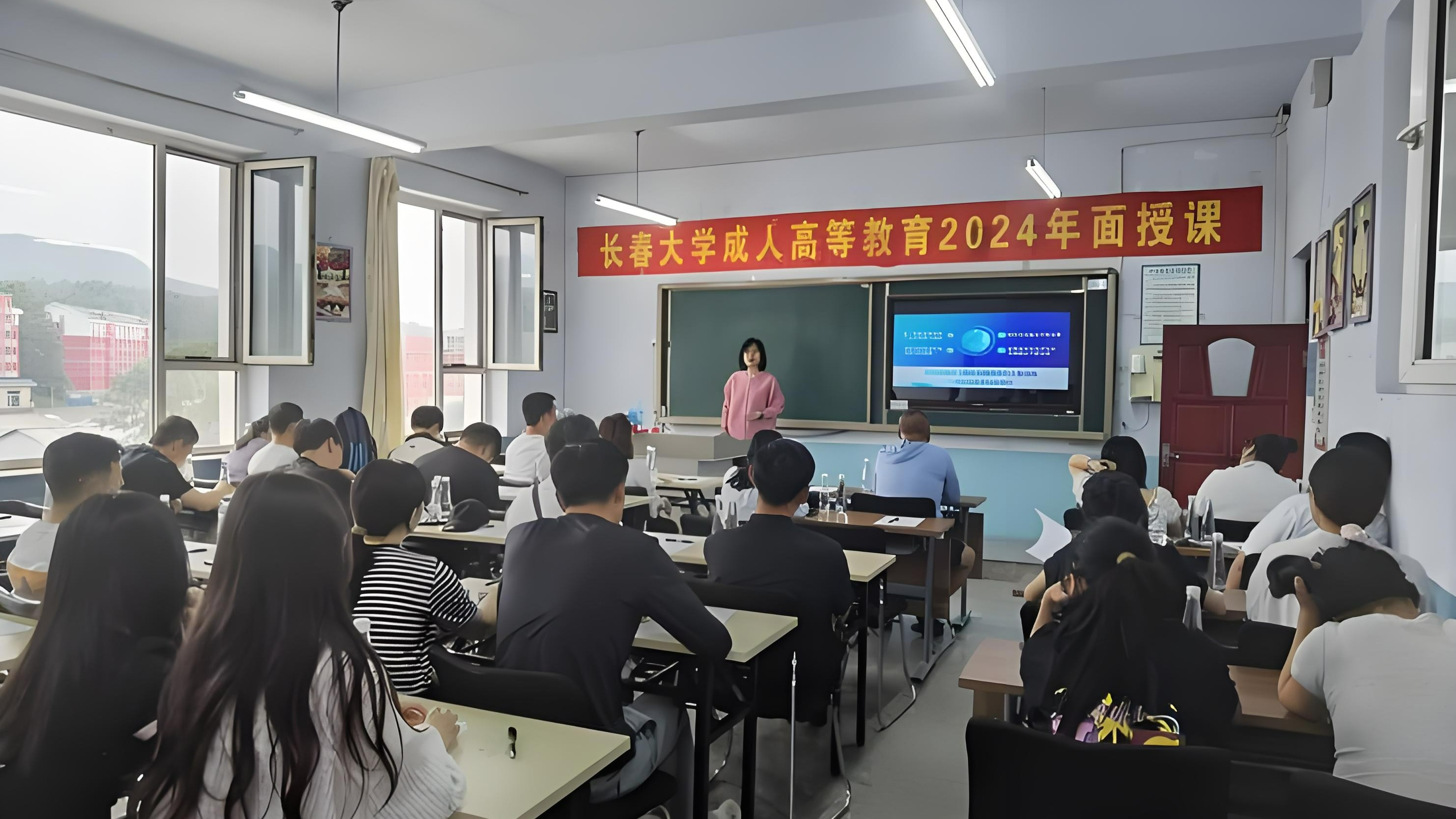 科技助力繼續(xù)教育：康維偉業(yè)交互式教學(xué)機(jī)點(diǎn)亮盤錦教育新篇?