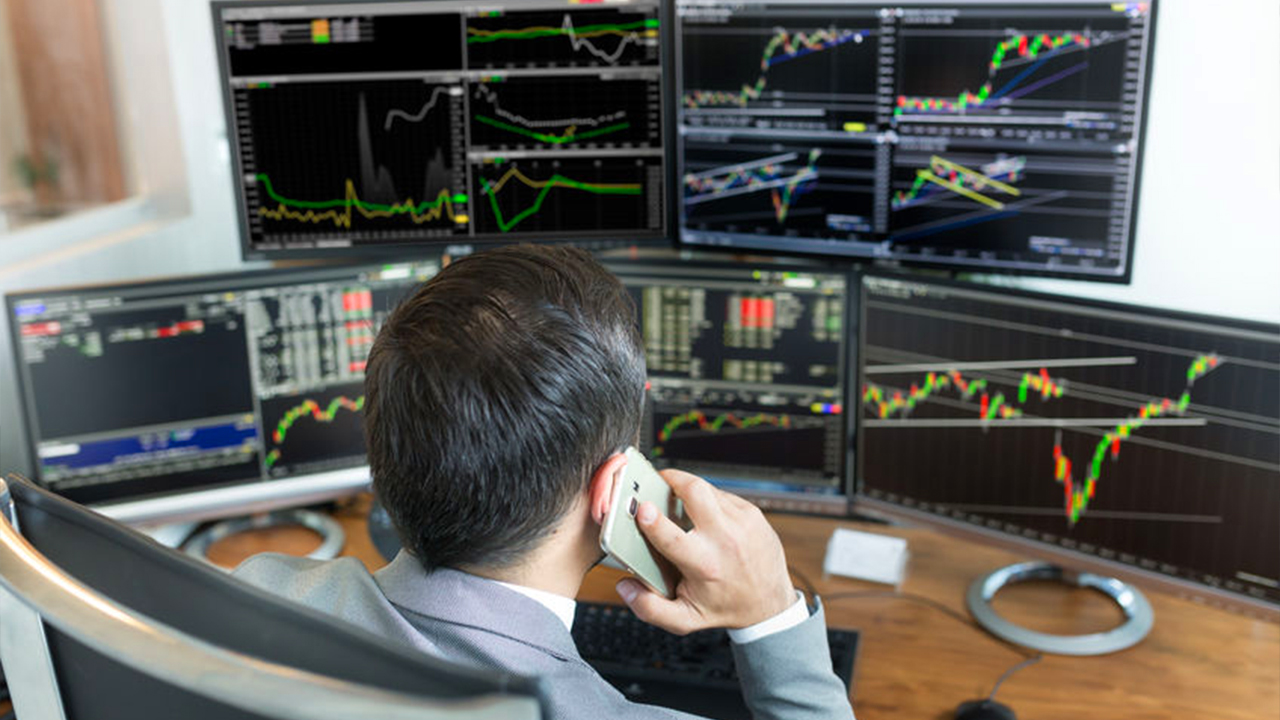 擺脫電源束縛！康維偉業(yè)移動(dòng)儲(chǔ)能屏賦能金融從業(yè)者高效決策