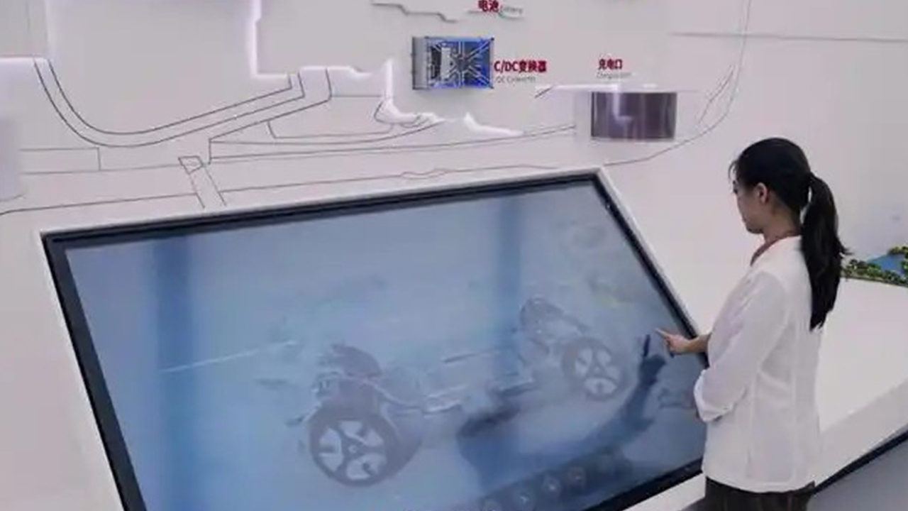 三機聯(lián)動煥新觀展模式！康維偉業(yè) 65 寸交互式會議機入駐上海徐匯個人展