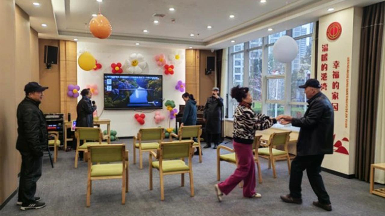 5 臺(tái)交互式教學(xué)機(jī)點(diǎn)亮福田老人院，康維偉業(yè)架起老人與社會(huì)的橋梁