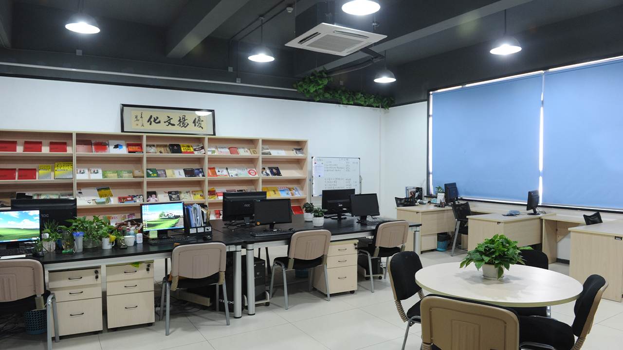 康維偉業(yè)全身屏立式廣告機亮相深圳，為服裝直播解鎖沉浸式展示新體驗